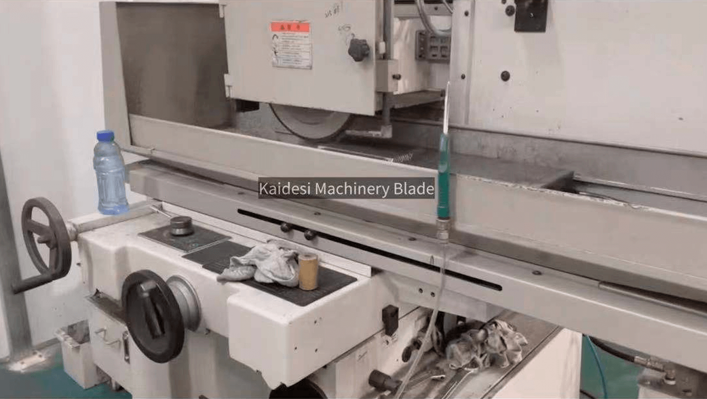Highly precise CNC grinder is processing saw blades, straight blades and special-shaped blades
